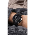 Guess Damenuhr (44 mm) in elegantem Schwarz mit Edelstahlgehäuse und Silikonarmband, perfektes Accessoire für jeden Anlass.