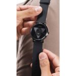 Guess Damenuhr (44 mm) in elegantem Schwarz mit Edelstahlgehäuse und Silikonarmband, perfektes Accessoire für jeden Anlass.