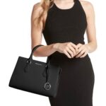 Tasche Schwarz Michael Kors aus hochwertigem Canvas-Stoff mit Reißverschluss und Markenetui.