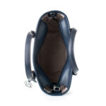 Elegante Handtasche Navy Blau Michael Kors aus hochwertigem Canvas-Stoff mit Reißverschluss und kompakten Maßen.