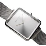 Bering Damenuhr (Ø 33 mm) in elegantem Grau mit Edelstahlarmband und Saphirglas.