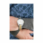 Casio Herrenuhr mit Edelstahlarmband und buntem Design, ideal für jeden Anlass.