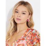 Damen Ohrringe Guess Gold mit rosa Emaille-Inlay und Zirkonia-Kristallen, stilvolle Halbreifen aus Edelstahl.