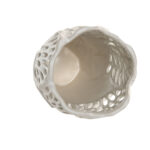 Elegante Vase Weiß aus Keramik mit Pflanzenblatt-Design, ideal für Blumen und als stilvolle Dekoration im Wohnraum.