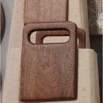 Vase Braun Beige Mango aus Holz und Papiermaché, stilvolles Wohnaccessoire mit Griffen, 11 cm lang.