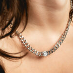 Elegante Damen Halskette Lotus Style aus poliertem Edelstahl mit Zirkonia-Stein in Zargenfassung.