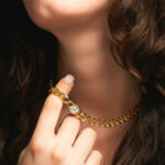 Elegante Damen Halskette Lotus Style aus goldfarbenem Edelstahl mit funkelndem Zirkonia-Stein in Zargenfassung.