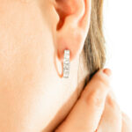 Elegante Damen Ohrringe Lotus Style aus Edelstahl mit funkelnden Zirkonia-Kristallen in Silberoptik.