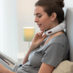 Elektromagnetisches Nacken- und Rückenmassagegerät Calmagner InnovaGoods in Weiß und Schwarz, ideal für Entspannung und Wellness.