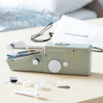 Tragbare Reisehandnähmaschine Sewket InnovaGoods in Grün und Weiß, ideal für Reisen und schnelle Näharbeiten.