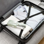 Tragbare Reisehandnähmaschine Sewket InnovaGoods in Grün und Weiß, ideal für Reisen und schnelle Näharbeiten.