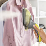 2-In-1 Mini-Dampfbügeleisen von Velyron InnovaGoods, vertikal und horizontal einsetzbar, 800 W, kompakt und tragbar.