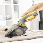 2-In-1 Mini-Dampfbügeleisen von Velyron InnovaGoods, vertikal und horizontal einsetzbar, 800 W, kompakt und tragbar.