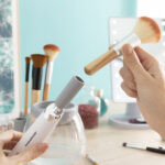 Automatischer Make-up-Pinselreiniger und -trockner von InnovaGoods in modernem Design, ideal für die schnelle Reinigung von Make-up-Pinseln.