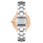 Elegante Damenuhr Nine West mit rosa Gehäuse und grauem Metallarmband, Ø 34 mm, spritzwasserbeständig.