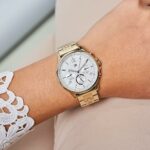 Elegante Damenuhr Tommy Hilfiger mit goldfarbenem Edelstahlarmband und Quarzwerk, Durchmesser 38 mm.