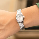 Elegante Damenuhr Festina mit silberfarbenem Edelstahlarmband und modernem Design.