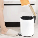 Papierkorb mit Pedal Confortime in Schwarz und Weiß, aus Metall und Bambus, 3 Liter Kapazität, 6 Stück Set.