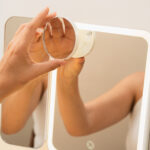 Wiederaufladbarer dreiteiliger Schminkspiegel mit Vergrößerung und LED-Licht Miled von InnovaGoods, ideal für präzise Schönheitspflege.