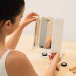 Wiederaufladbarer dreiteiliger Schminkspiegel mit Vergrößerung und LED-Licht Miled von InnovaGoods, ideal für präzise Schönheitspflege.