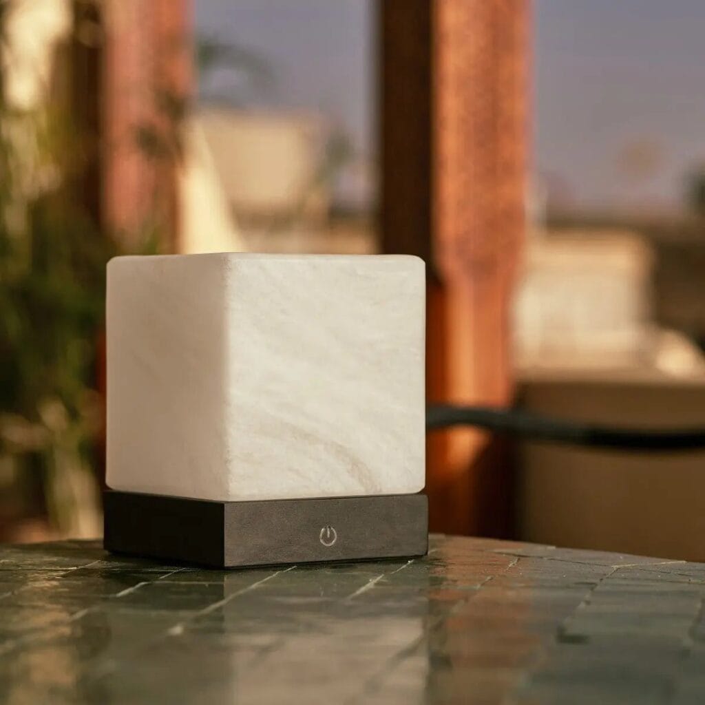 Peli Tischlampe Schwarz – kabellose Holzlampe mit dimmbarer LED-Technologie