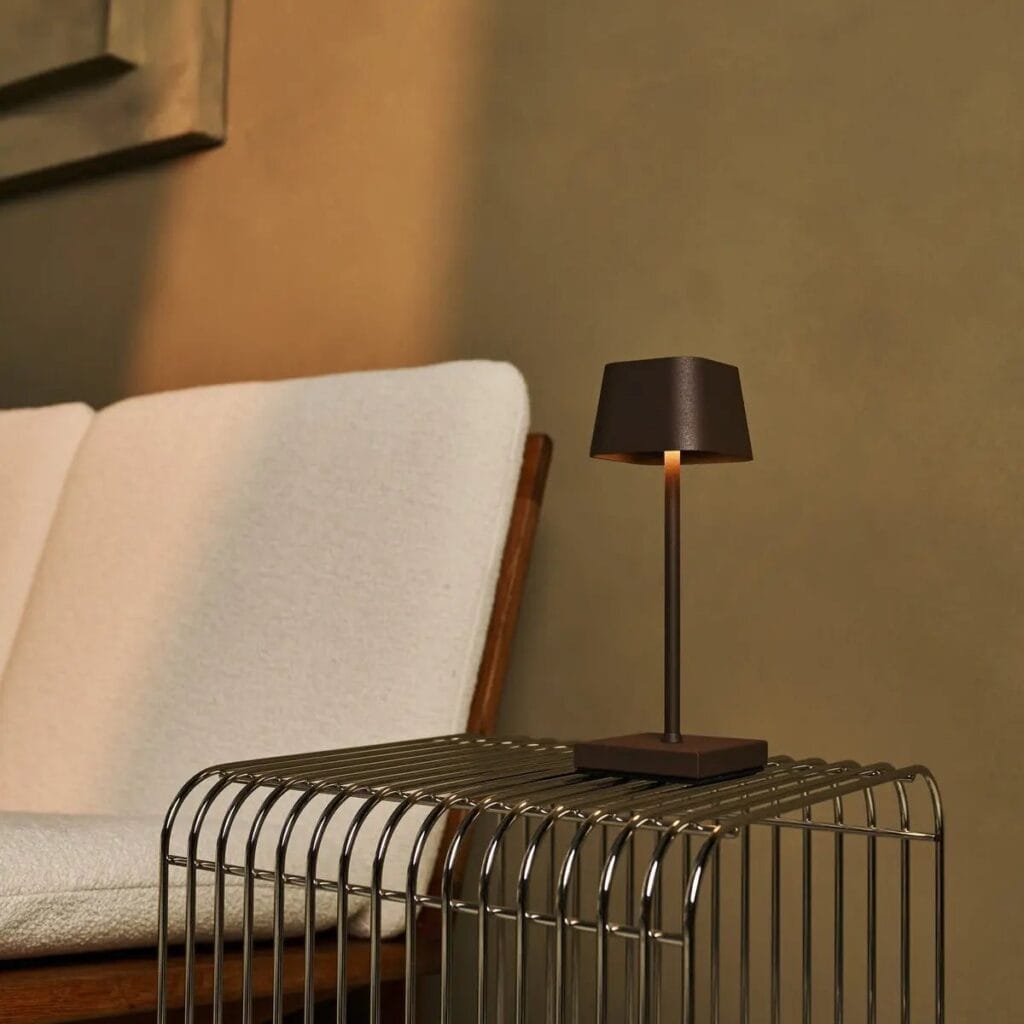 Saraf Tischlampe Braun – kabellose, dimmbare Tischlampe aus Metall