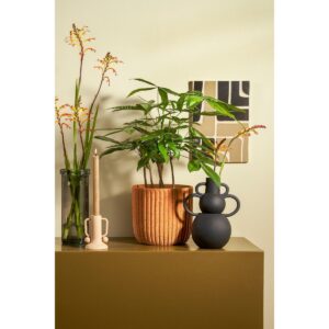 Illiya Kerzenhalter Beige von Mica Decorations, elegantes Design aus Eisen