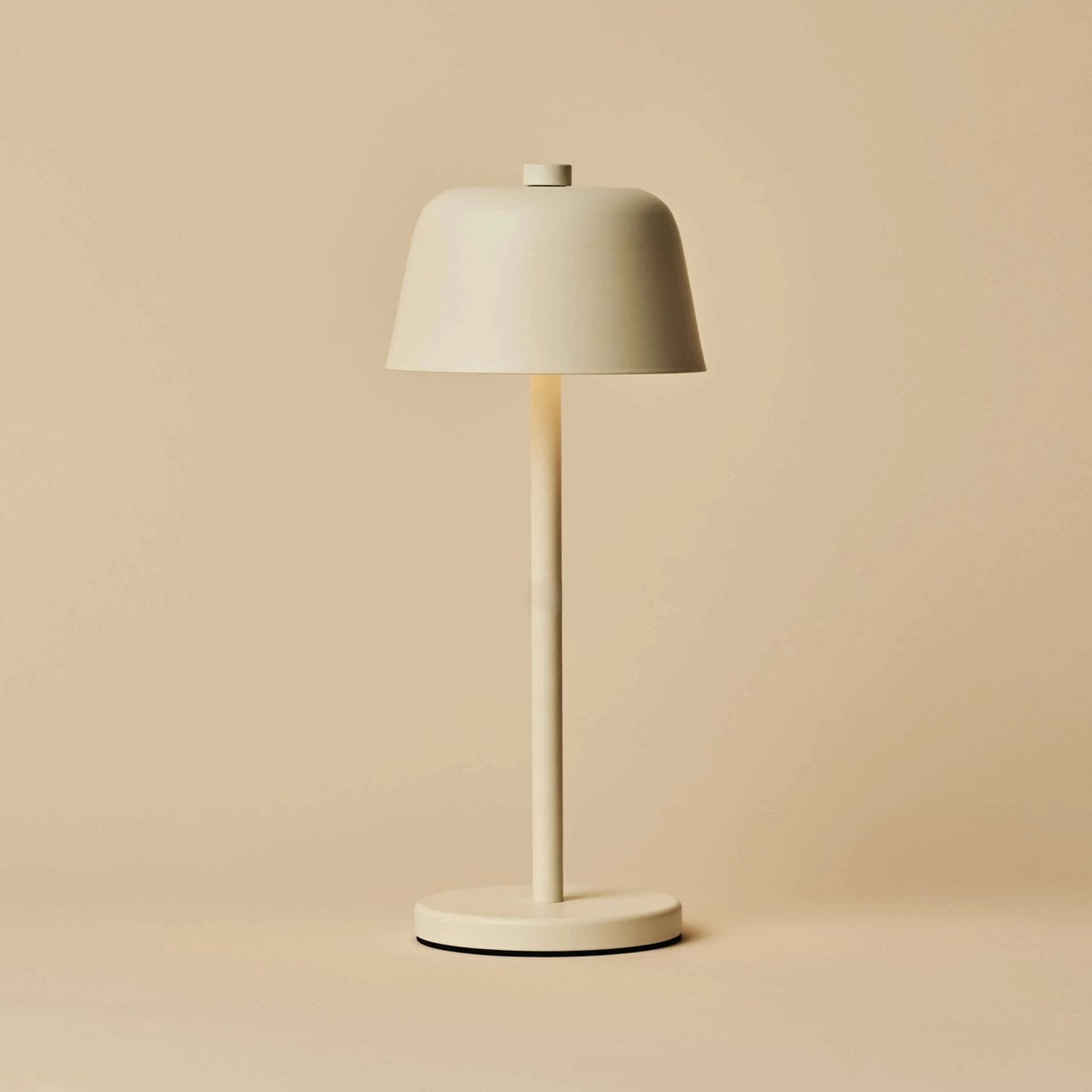 33fe7782-3009-4338-ba04-e817fd0005a5_1200x1200_fill.jpg Antoni Tischlampe Cremeweiß - stilvolle, kabellose Beleuchtung