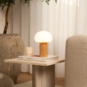 Sam Hellbraune Tischlampe aus Holz – kabellos und dimmbar