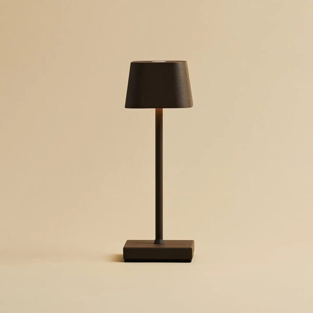 Saraf Tischlampe Braun – kabellose, dimmbare Tischlampe aus Metall