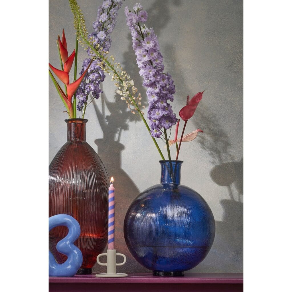 Firenza Vase Dunkelblau von Mica Decorations – stilvolle Flaschenvase aus recyceltem Glas