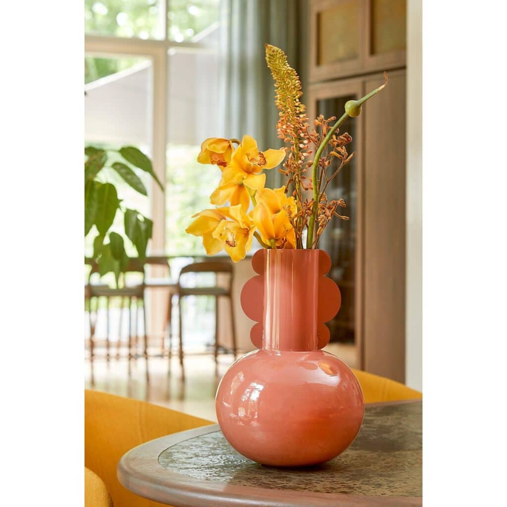 Bria Vase Terrakotta von Mica Decorations – stilvolle Blumenvase aus Eisen