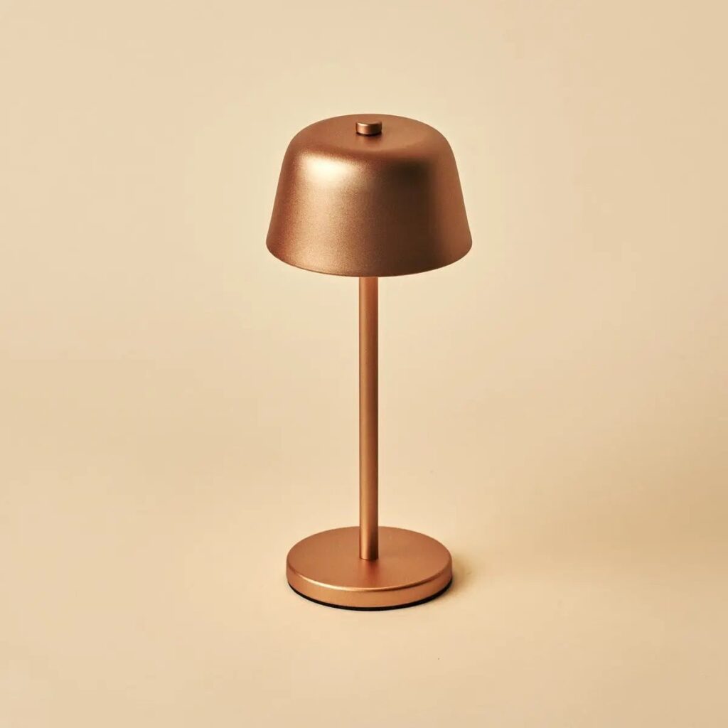 Apola Tischlampe Kupfer – stilvolle, kabellose Beleuchtung