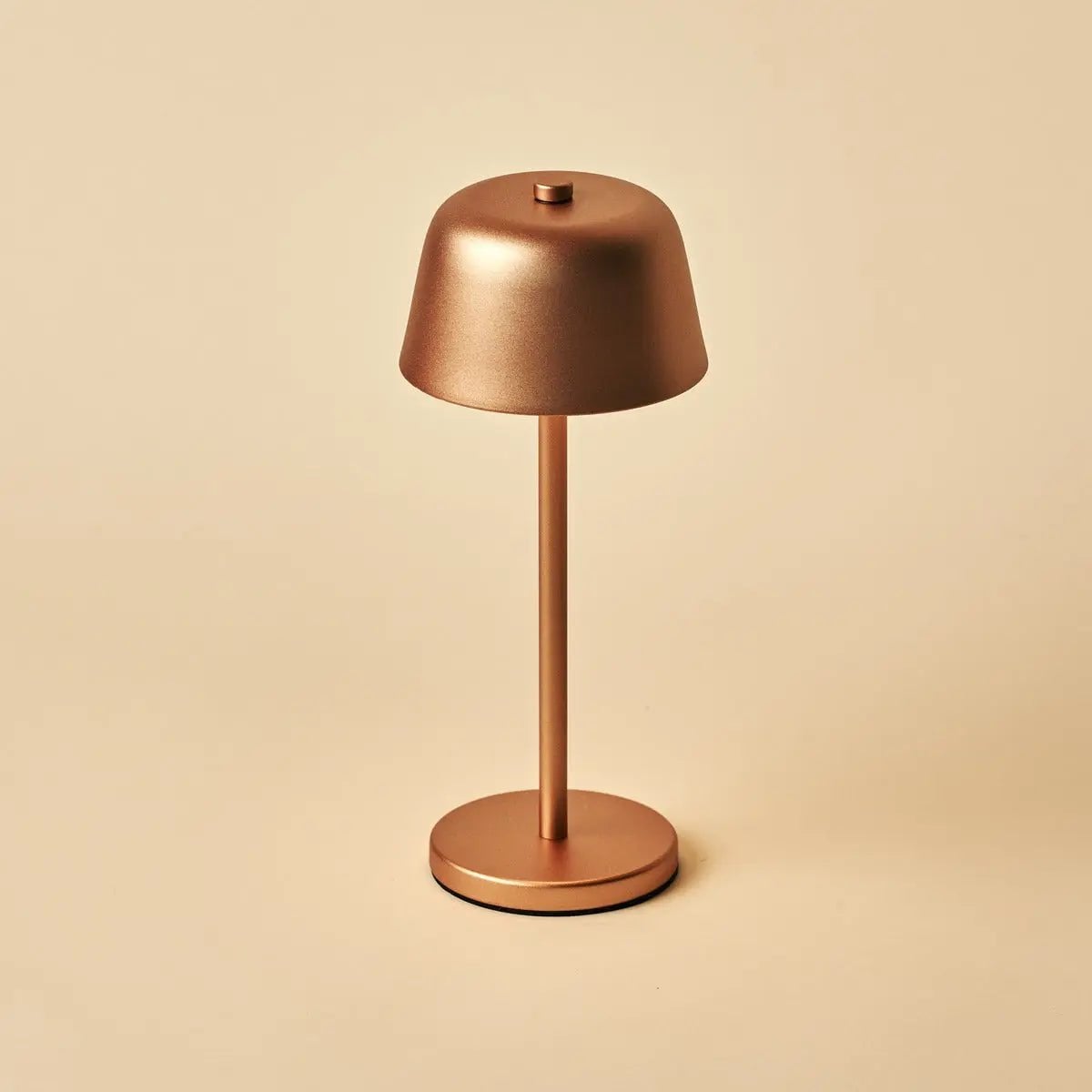6a0daddc-73da-49bf-ac9a-9e1971ebaf2d_1200x1200_fill.jpg Apola Tischlampe Kupfer – stilvolle, kabellose Beleuchtung