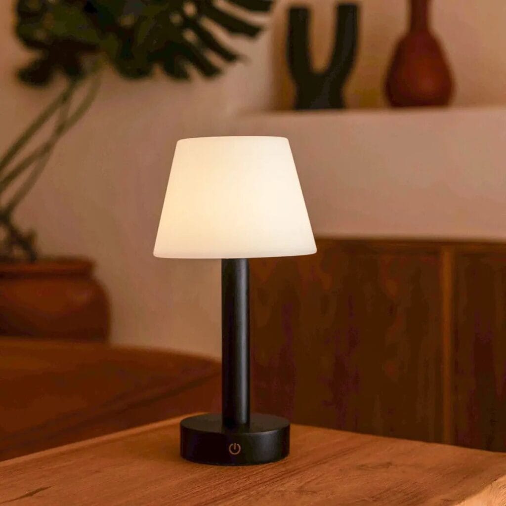 Zoe Tischlampe Schwarz - wiederaufladbare Holzlampe mit dimmbarer LED