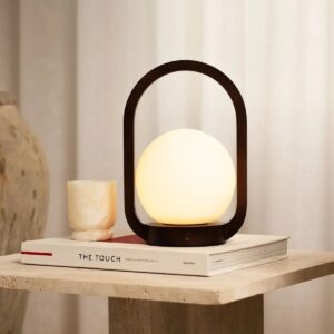 Sina Tischlampe Braun - kabellose Holzlampe mit dimmbarer LED-Technologie