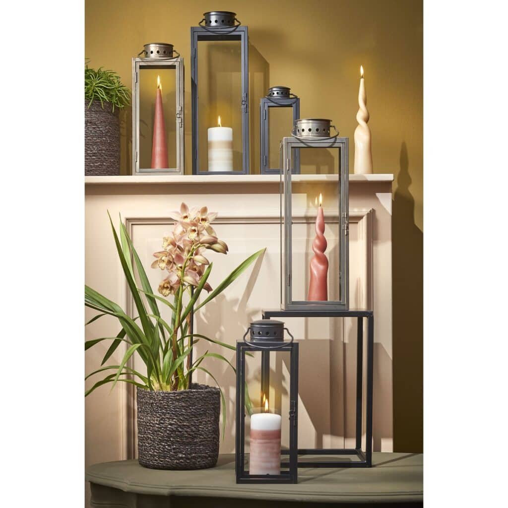 Asira Laterne Schwarz von Mica Decorations – modernes Design mit großen Glasseiten