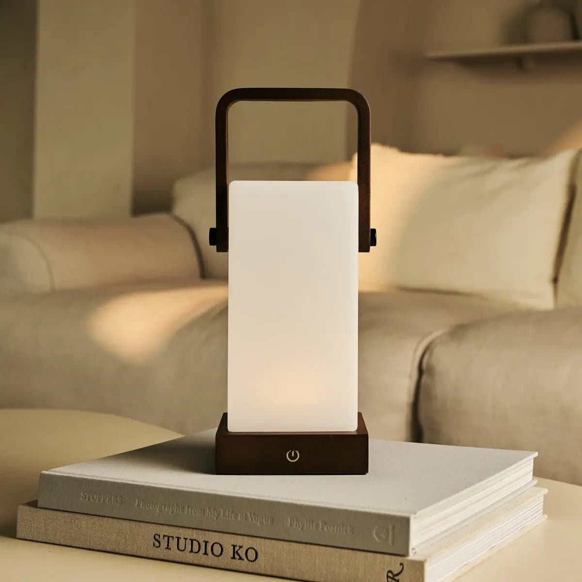 9c0e646a-d79a-4c0c-9039-e5cb8bd935d9_1200x1200_fill.jpg Harper Tischlampe Dunkelbraun - kabellos und dimmbar