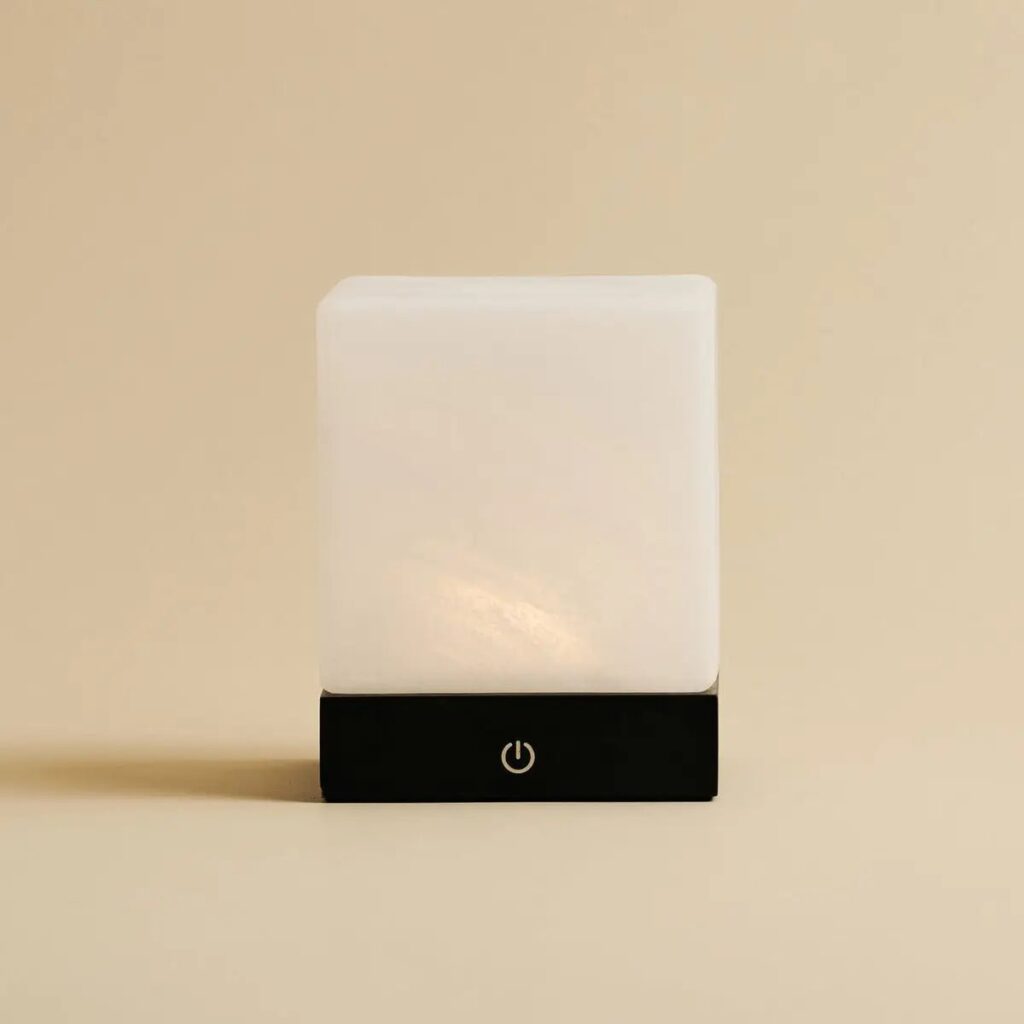 Peli Tischlampe Schwarz – kabellose Holzlampe mit dimmbarer LED-Technologie