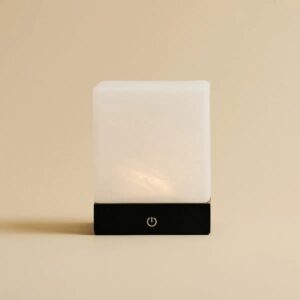 Peli Tischlampe Schwarz – kabellose Holzlampe mit dimmbarer LED-Technologie