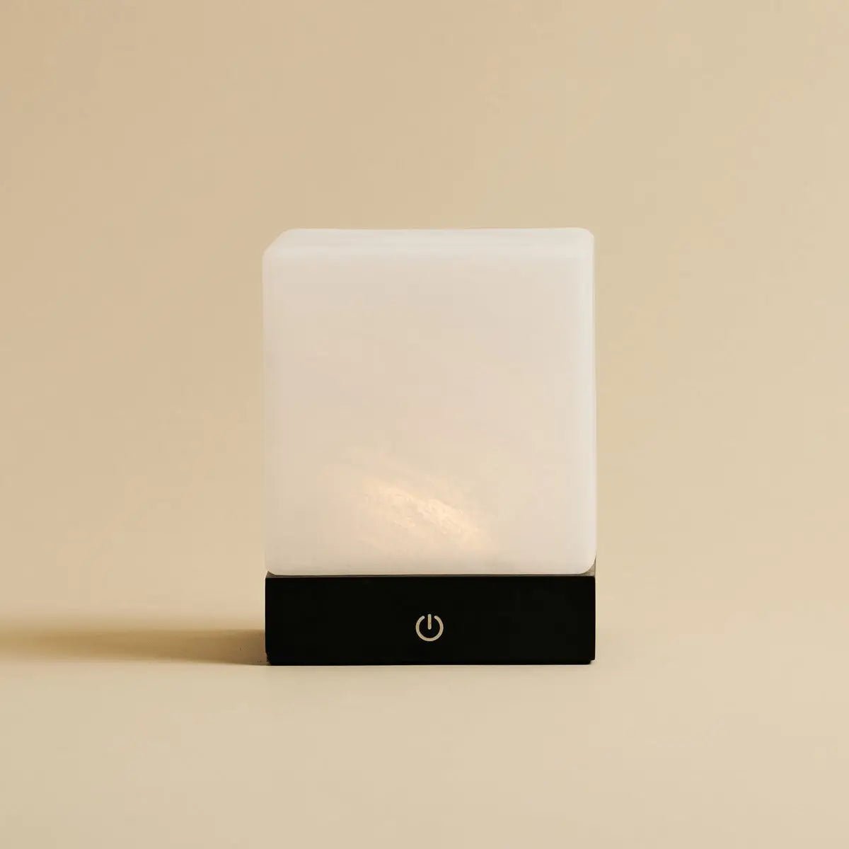 9d8b9efe-9074-4f50-bf84-aa4db95c6b6e_1200x1200_fill.jpg Peli Tischlampe Schwarz – kabellose Holzlampe mit dimmbarer LED-Technologie