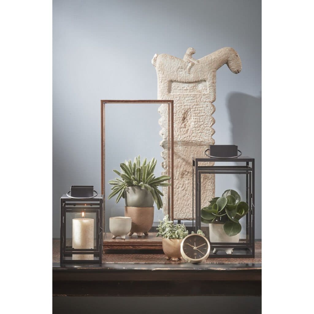 Arina Laterne Schwarz von Mica Decorations – moderne Glaslaterne mit schwarzem Metallrahmen