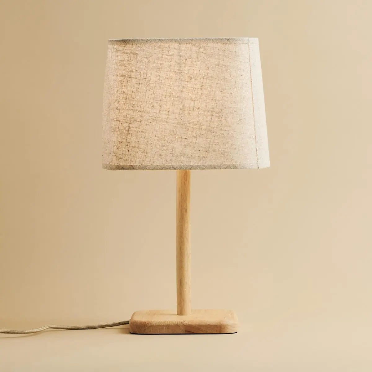 f1a36c9e-8c5a-48f4-9d35-30631925f241_1200x1200_fill.jpg Marley Tischlampe Braun/Beige - Holzlampe mit beigem Schirm