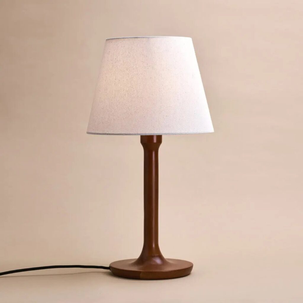 Nova Kastanienbraune Holzlampe von Tavellio mit Stoffschirm