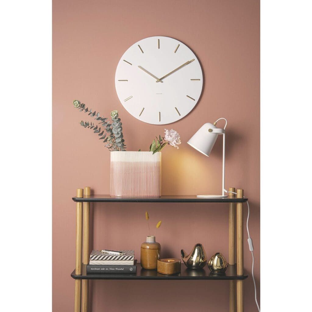 Raven Wanduhr Weiß/Gold von Karlsson – moderne Wanduhr mit goldenen Details