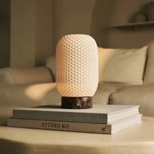 Auro Tischlampe Dunkelbraune - elegantes Design aus Porzellan und Marmor