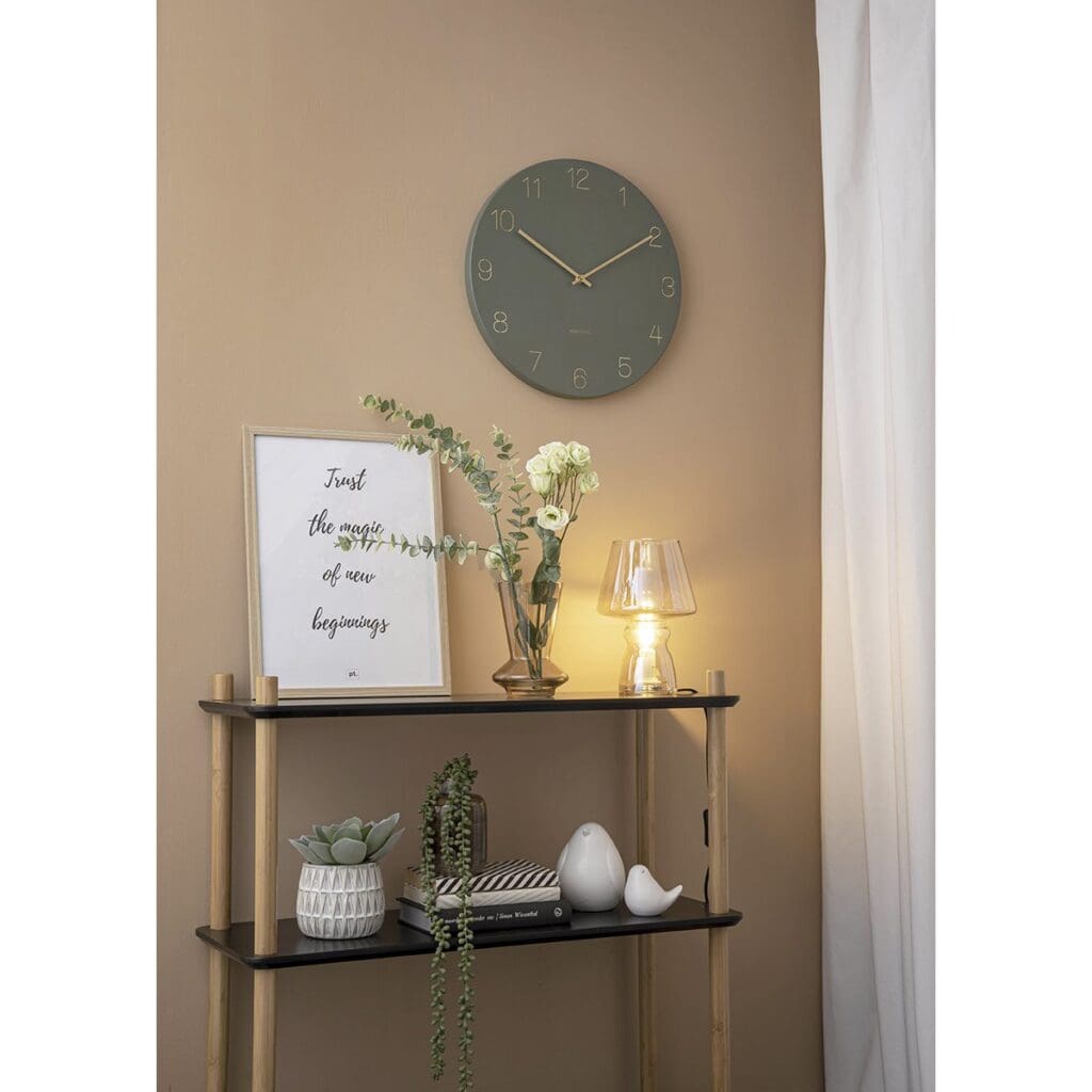 Lori Wanduhr Grau/Grün von Karlsson mit eingravierten Zahlen und goldfarbenen Zeigern