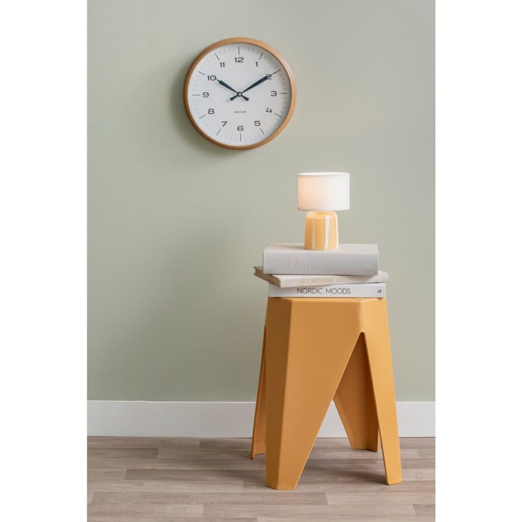 Moderna Wanduhr Gelb/Weiß von Karlsson – stilvoller Blickfang