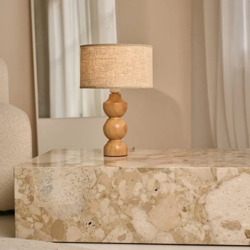 Oliver Tischlampe Hellbraun mit beigem Lampenschirm und Holzsockel