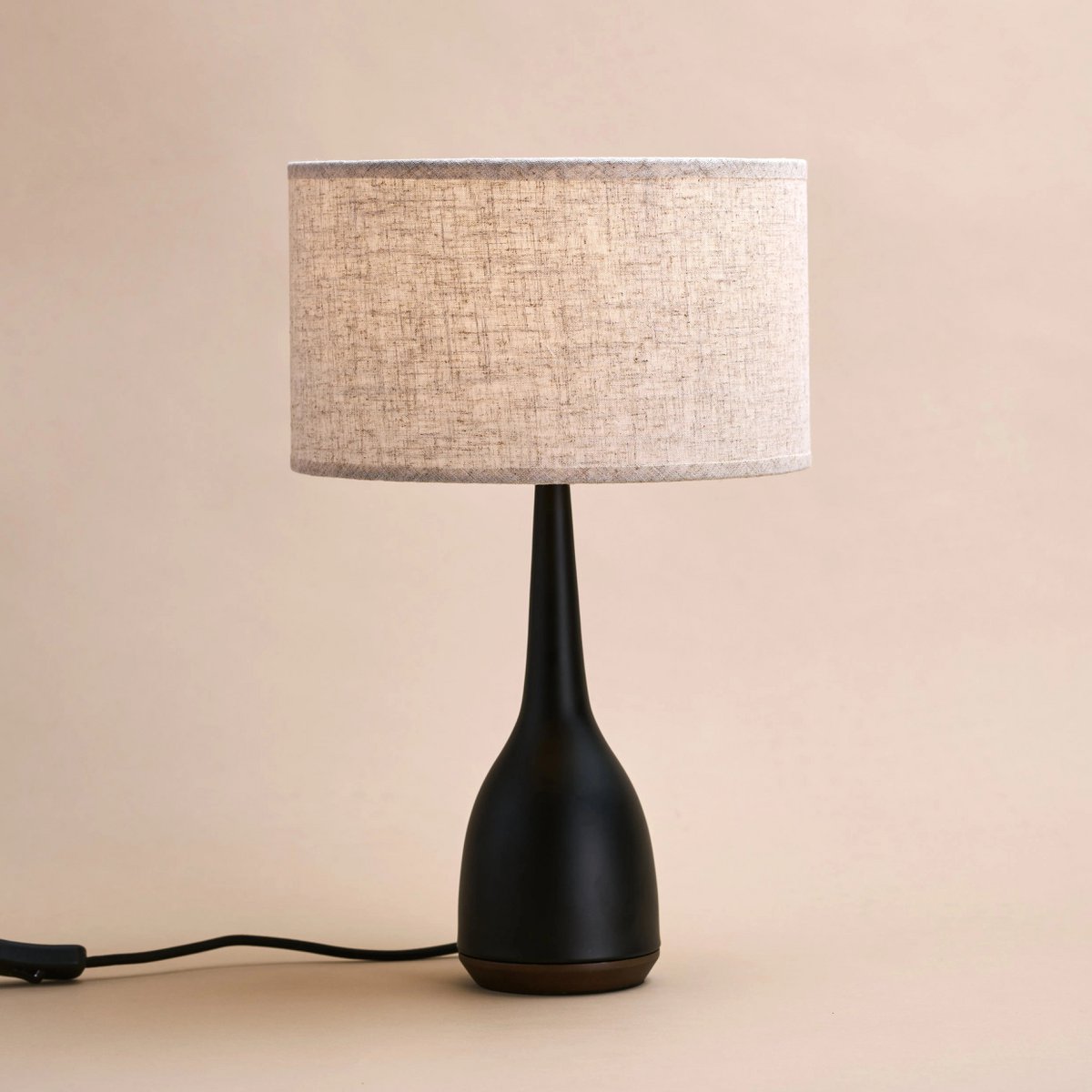 a8c37528-f711-4617-ad0a-7c916cc249ef_1200x1200_fill.jpg Jacob Tischlampe Schwarz - stilvolles Design aus Gummibaumholz
